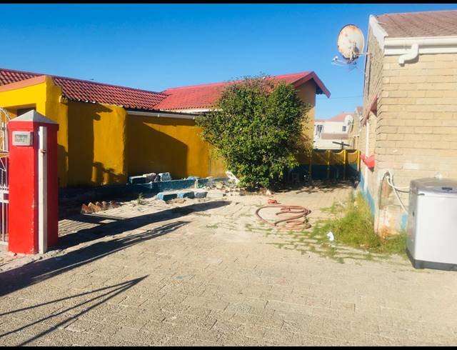 3 BEDROOM FREEHOLD FOR SALE IN MANDELA PARK